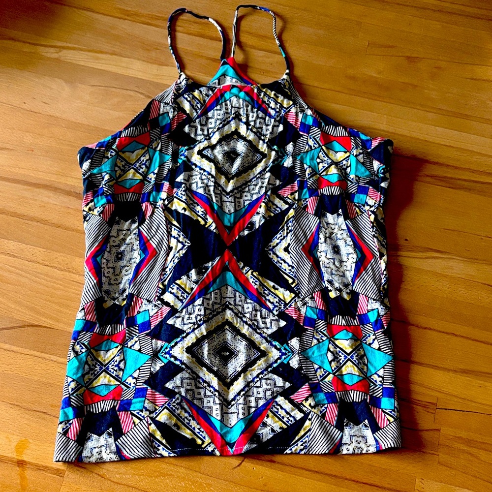 Geometric lightweight halter tank.